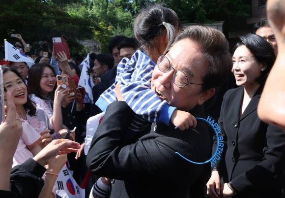 이재명 대통령, 어린이와 함께 - 이재명 대통령이 4일 인천 계양구 사저에서 공식 일정을 위해 출발하며 한 어린이를 안아주고 있다. 2025.6.4 연합뉴스