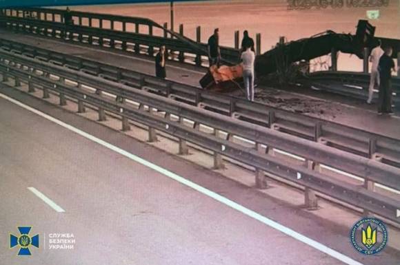 우크라이나 보안국(SBU)이 공개한 파손된 크림대교 수중 교각 모습. 우크라이나 보안국 제공