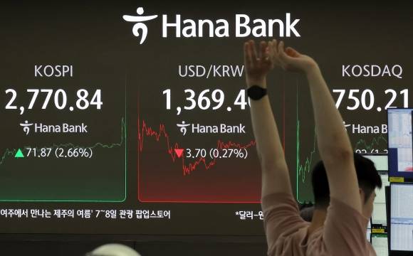 강력한 자본시장 선진화 의지를 보여온 이재명 대통령 취임 첫날인 4일 오후 서울 중구 하나은행 본점 딜링룸 전광판에 증시가 표시되고 있다. 이날 코스피 지수는 전 거래일 대비 71.87p(2.66%) 오른 2,770.84, 코스닥 지수는 9.92p(1.34%) 오른 750.21으로 마감했으며, 달러·원 환율은 3.57원 내려 1,369.40원을 보이고 있다. 2025.6.4. 뉴스1