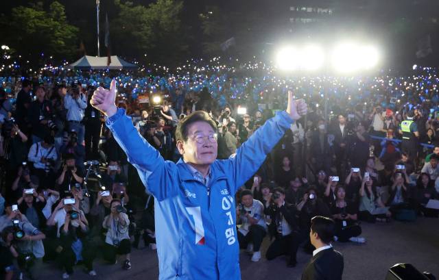 이재명 더불어민주당 대선 후보가 대선을 하루 앞둔 2일 많은 지지자들이 운집한 서울 영등포구 여의도공원에서 피날레 유세를 하고 있다. 오승현 기자