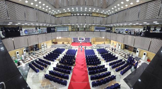 제21대 대통령 취임을 하루 앞둔 3일 서울 여의도 국회 로텐더홀에서 관계자들이 대통령 취임식을 준비하고 있다. 오승현 기자