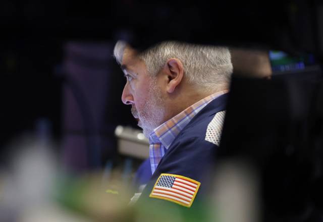미국 뉴욕 뉴욕증권거래소에서 한 트레이더가 업무를 보고 있다. 연합뉴스