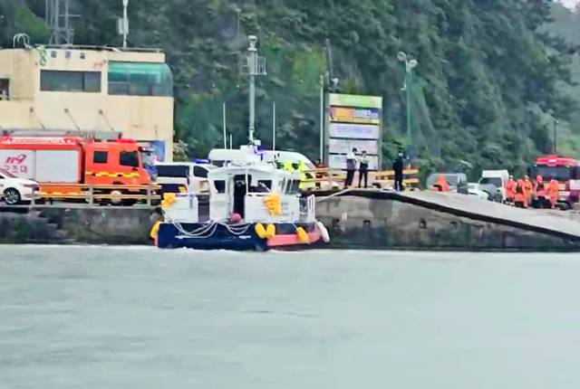 2일 오후 전남 진도군 진도항 인근 해역에서 목포해양경찰서 직원들이 수색 작업을 하고 있다. 사진 제공=목포해양경찰서