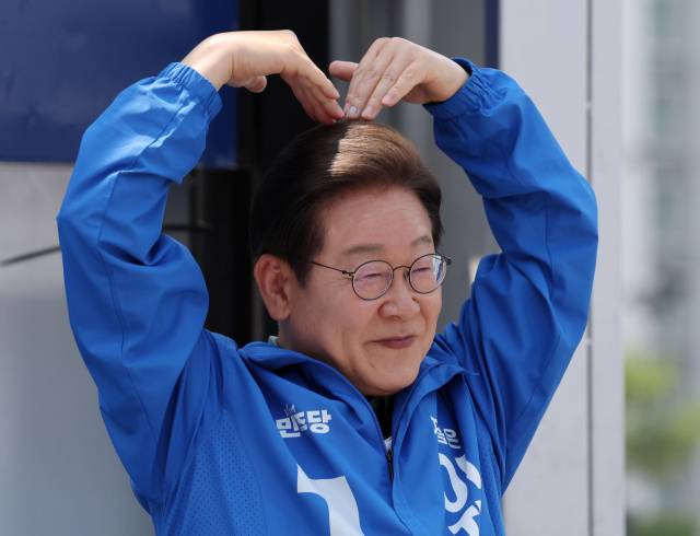 이재명 더불어민주당 대선 후보가 대선을 이틀 앞둔 1일 대구 동구 동대구역 광장에서 유권자들에게 지지를 호소하고 있다. 대구=오승현 기자