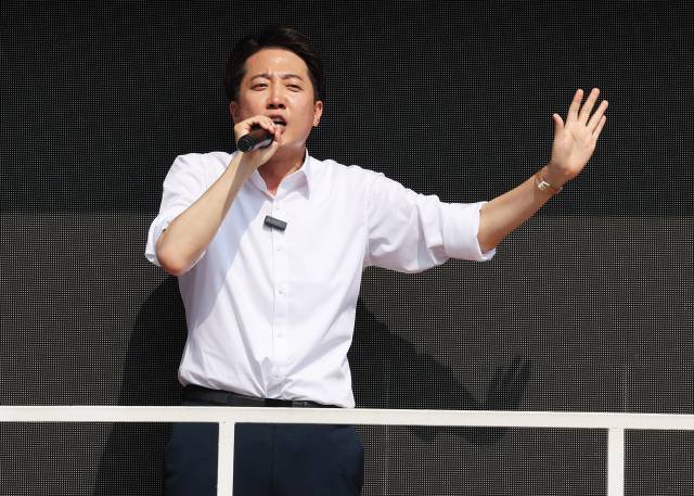 이준석 개혁신당 대선 후보가 1일 경기도 화성시 동탄호수공원에서 지지를 호소하고 있다. 연합뉴스