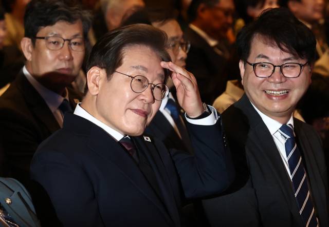 이재명 더불어민주당 대통령 후보와 이한주(오른쪽) 민주연구원장이 8일 오후 서울 영등포구 중소기업중앙회에서 열린 선거대책위원회 직능본부 민생정책 협약식에서 자리하고 있다. 뉴스1