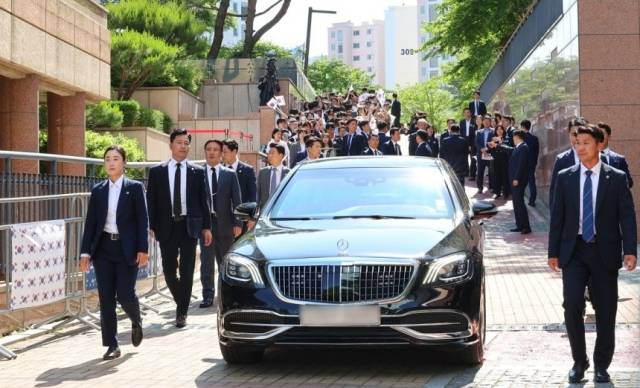 이재명 대통령과 김혜경 여사를 태운 차량이 4일 오전 인천 계양구 자택을 나서고 있다. 연합뉴스