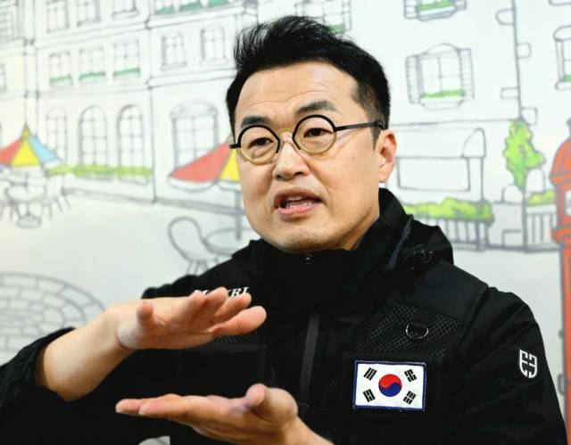 국방부 유해발굴감식단 홍보대사로 활동 중인 최태성 별별한국사연구소장이 서울경제신문과의 인터뷰에서 전사자 유해 발굴의 역사적 의미에 대해 설명하고 있다. 성형주 기자