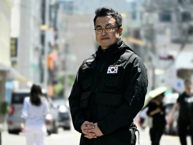 최태성 별별한국사연구소장이 서울 용산구 국방부 청사 인근에서 유해발굴감식단 유니폼을 입고 포즈를 취하고 있다. 성형주 기자