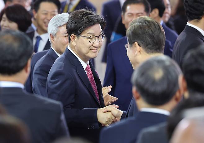 이재명 대통령이 6월4일 서울 여의도 국회에서 열린 제21대 대통령 취임선서식에 국민의힘 권성동 원내대표와 인사를 나누고 있다. ⓒ국회사진취재단