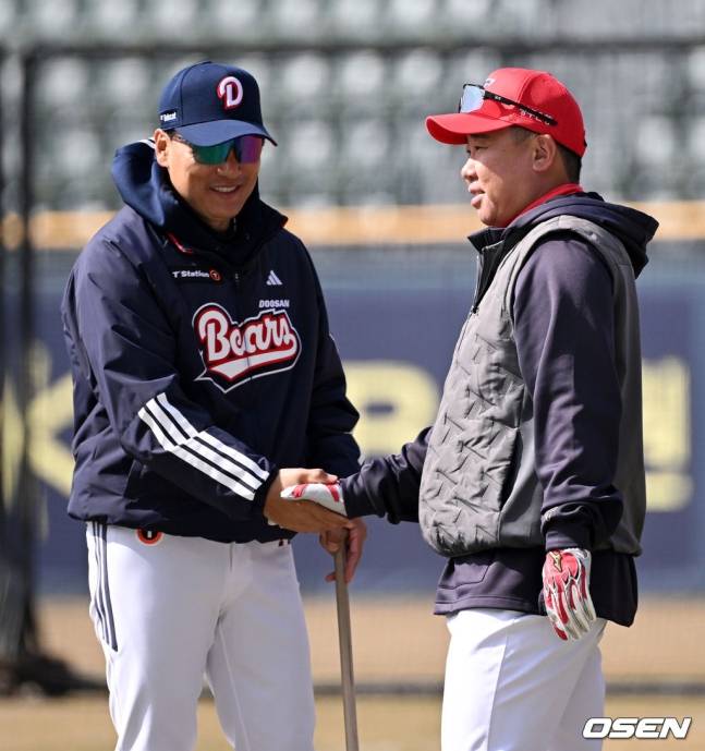이승엽(왼쪽) 전 두산 베어스 감독과 이범호 KIA 타이거즈 감독.