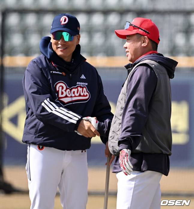 이승엽(왼쪽) 전 두산 베어스 감독과 이범호 KIA 타이거즈 감독.