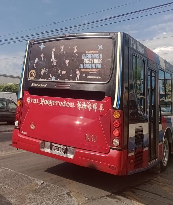 아르헨티나 팬들은 버스에 광고를 달아 스트레이 키즈 콘서트를 원하는 마음을 표현하기도 했다. 사진=야니나 씨 제공