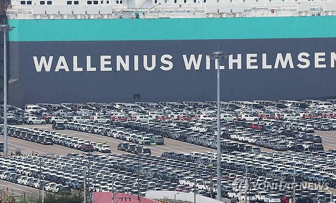 5월 수출 작년보다 1.3% 감소…4개월만 마이너스 전환 (평택=연합뉴스) 홍기원 기자 = 한국의 5월 수출이 작년보다 1.3% 감소하면서 수출 증가율이 4개월 만에 마이너스로 떨어졌다.
핵심 주력 상품인 반도체 수출은 역대 5월 최고치를 기록해 양호했지만, 미국의 관세 부과 영향에 자동차를 중심으로 한 대미 수출이 전달에 이어 감소했다.
사진은 1일 경기도 평택항에 수출용 자동차가 세워져 있는 모습. 2025.6.1 xanadu@yna.co.kr