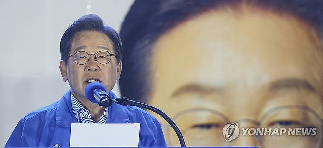 마지막 유세에서 지지 호소하는 이재명 후보 (서울=연합뉴스) 김도훈 기자 = 더불어민주당 이재명 대선 후보가 선거를 하루 앞둔 2일 서울 여의도공원 마지막 유세에서 지지를 호소하는 연설을 하고 있다. 2025.6.2 superdoo82@yna.co.kr