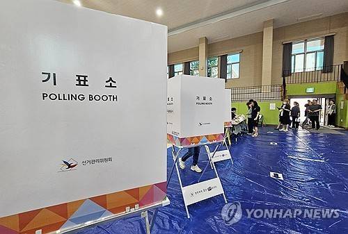 소중한 한 표 행사 소중한 한 표 행사
(청주=연합뉴스) 천경환 기자 = 제21대 대통령선거일인 3일 청주 여자고등학교에 마련된 투표소에서 시민들이 소중한 한 표를 행사하고 있다. 2025.6.3
kw@yna.co.kr