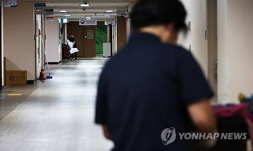 행안부 공무직 정년 만 65세로 연장 (서울=연합뉴스) 최재구 기자 = 21일 서울 종로구 정부서울청사에서 공무직근로자가 업무에 임하고 있다. 행정안전부는 행정안전부와 소속기관에서 근무하는 공무직 근로자의 정년이 만 60세에서 최대 만 65세로 연장하는 내용의 '행안부 공무직 등에 관한 운영 규정'을 최근 시행해 운영하고 있다고 20일 밝혔다. 2024.10.21 jjaeck9@yna.co.kr