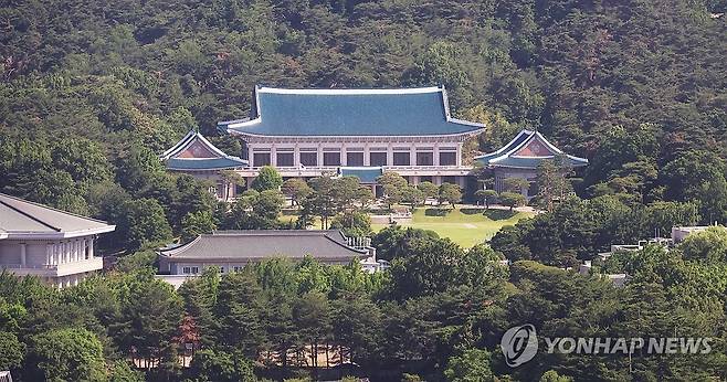 용산 시대 마감하고 청와대로 복귀? (서울=연합뉴스) 이정훈 기자 = 4일 정부서울청사에서 바라본 청와대.
이재명 대통령은 공식 업무를 용산 대통령실에서 시작했으며, 향후 보수 작업을 거쳐 집무실을 청와대로 다시 이전할 계획인 것으로 알려졌다. 2025.6.4 uwg806@yna.co.kr ※ 기사와 직접 관련 없음.