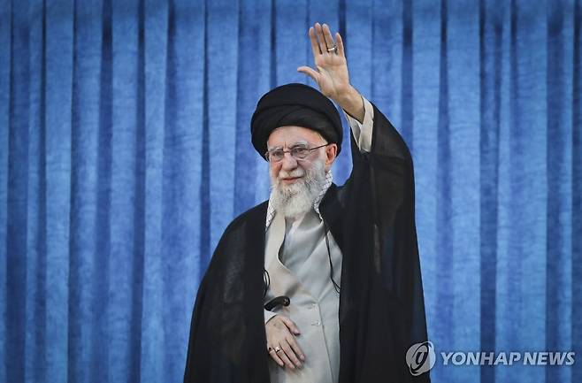 하메네이 (테헤란 AP=연합뉴스) 4일(현지시간) 아야톨라 세예드 알리 하메네이 이란 최고지도자가 테헤란에서 연설하며 군중에게 손을 흔들고 있다. 2025.6.4. photo@yna.co.kr