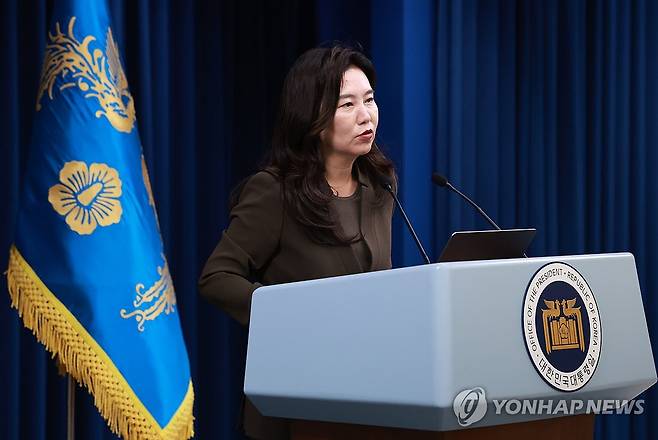 강유정 대통령실 대변인 현안 브리핑 (서울=연합뉴스) 홍해인 기자 = 강유정 대통령실 대변인이 4일 서울 용산 대통령실 청사에서 현안 브리핑을 하고 있다. 2025.6.4 hihong@yna.co.kr