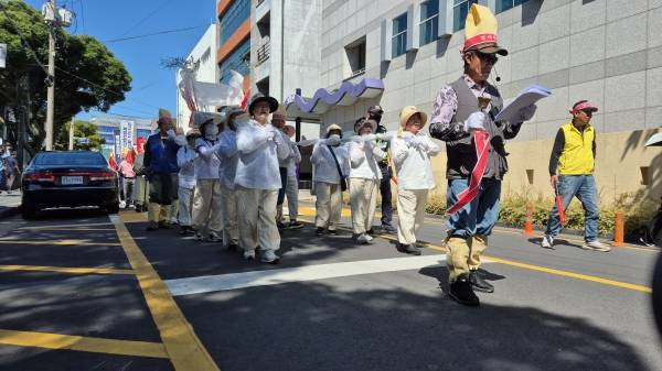 5일 제주시청 앞에서 애월읍 광령1리 주민들이 종합폐기물 처리시설에 반대하며 상여를 메고 행진하고 있다.