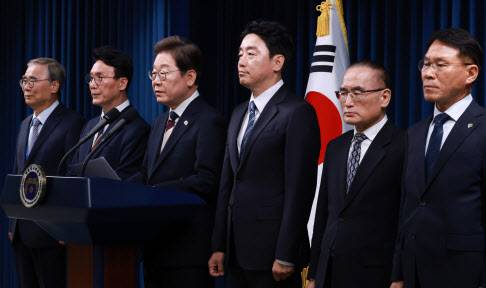 이재명 대통령이 4일 서울 용산 대통령실 청사에서 새 정부 첫 인사 발표를 하고 있다. 왼쪽부터 이종석 국정원장 후보자, 김민석 국무총리 후보자, 이 대통령, 강훈식 비서실장, 위성락 안보실장, 황인권 경호처장. (사진=뉴시스)