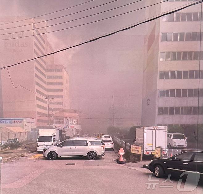 지난달 17일 발생한 광주 광산구 소촌동 금호타이어 광주공장 화재 당시 인근 주택가의 모습.(독자제공. 재판매 및 DB 금지) ⓒ News1 이승현 기자
