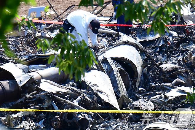 해군 해상초계기 추락 사고 사흘째인 지난달 31일 오전 경북 포항시 남구 동해면 추락 현장에서 군 관계자들이 현장 조사를 진행하고 있다. 2025.5.31/뉴스1 ⓒ News1 최창호 기자