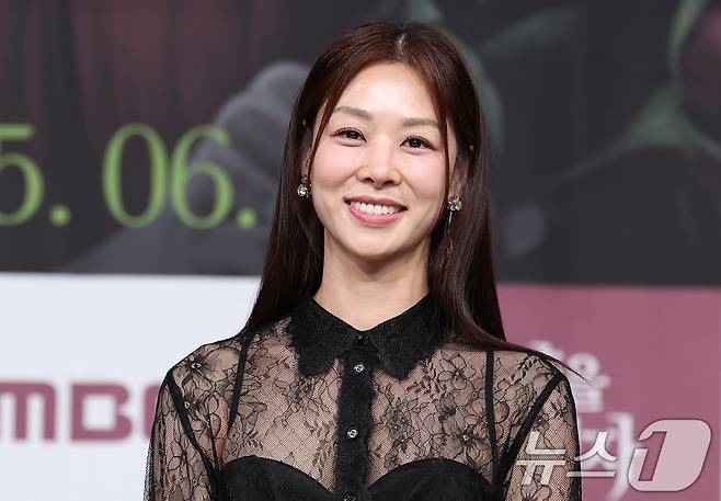 배우 장신영이 5일 서울 마포구 상암동 MBC 사옥에서 열린 새 일일드라마 '태양을 삼킨 여자' 제작발표회에서 포즈를 취하고 있다. '태양을 삼킨 여자'는 피해자가 가해자로 둔갑한 세상에서 하나뿐인 딸의 이름으로 재벌가에 맞선 한 여자의 처절한 복수극을 그린 작품으로 오는 9일 첫 방송된다. 2025.6.5/뉴스1 ⓒ News1 김성진 기자