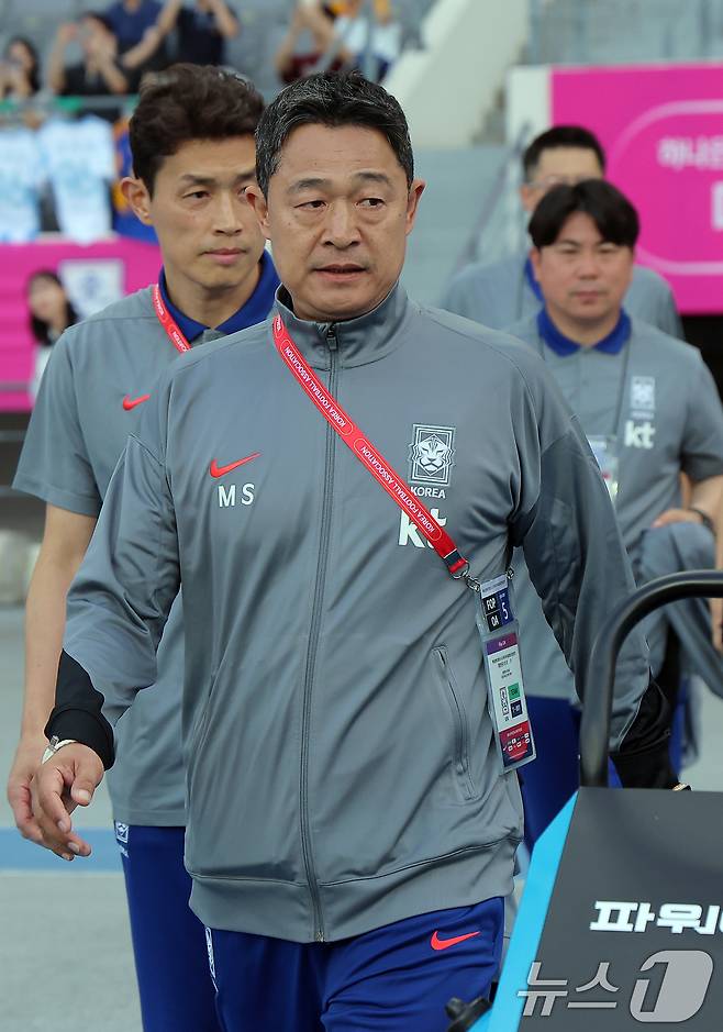 이민성 U-22 대표팀 감독이 5일 오후 경기도 용인미르스타디움에서 열린 하나은행 초청 U-22 축구국가대표팀 친선경기 대한민국과 호주의 경기에서 피치로 나서고 있다. 2025.6.5/뉴스1 ⓒ News1 박정호 기자