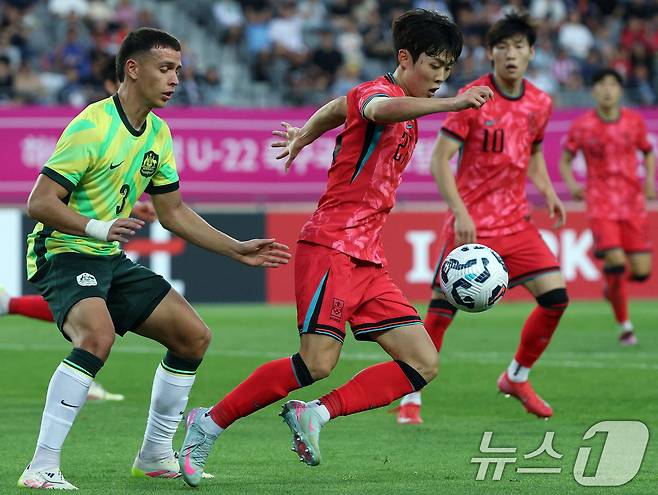 5일 오후 경기도 용인미르스타디움에서 열린 하나은행 초청 U-22 축구국가대표팀 친선경기 대한민국과 호주의 경기에서 대한민국 윤재석이 볼을 간수하고 있다. 2025.6.5/뉴스1 ⓒ News1 박정호 기자