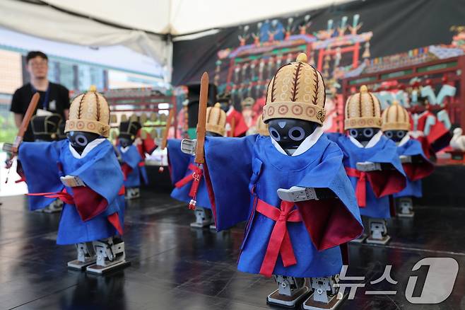 제1회 국악의날인 5일 오후 서울 종로구 광화문광장에 마련된 특설무대에서 시민들이 로봇이 연주하는 종묘제례악 공연을 관람하고 있다. 2025.6.5/뉴스1 ⓒ News1 오대일 기자