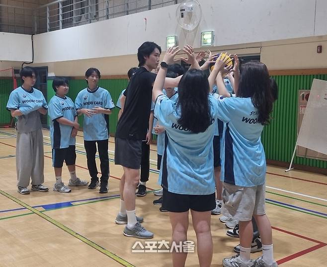 김동민(가운데)이 장승중학교 스포츠클럽 배구 교실에서 지도하고 있다. 사진 | 박준범기자