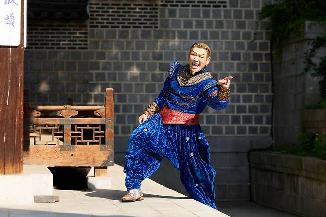 지니 역의 강홍석. 사진 =에스앤코