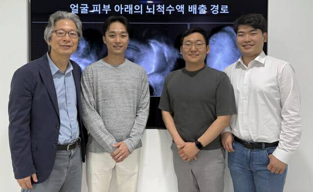 국내 연구진이 뇌척수액 배출을 위한 새로운 방법을 네이처에 게재했다. 왼쪽부터 IBS 혈관연구단 고규영 단장(교신저자), 홍선표 연구위원(공동 제1저자), 진호경 및 윤진희 선임연구원(이상 공동 제1저자).