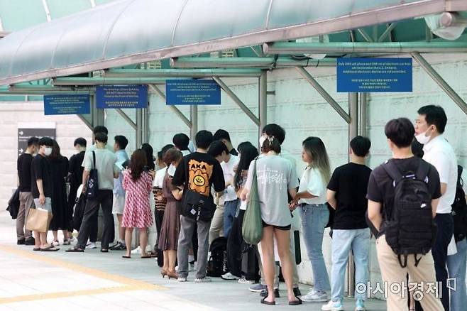 서울 종로구 주한 미국대사관 앞에서 시민들이 비자 발급을 위해 줄을 서고 있다. 아시아경제DB
