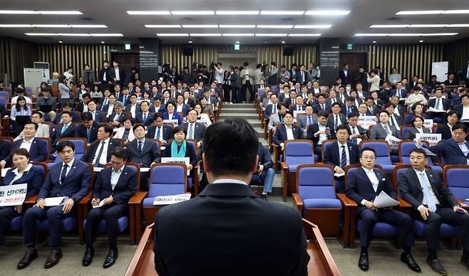 지난달 1일 국회에서 열린 더불어민주당 긴급 의원총회에서 참석자들이 박찬대 더불어민주당 대표 직무대행 겸 원내대표의 발언을 경청하고 있다. ⓒ뉴시스