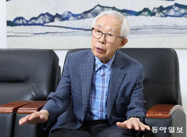 손봉호 서울대 명예교수는 4일 동아일보와 인터뷰를 갖고 새로 출범하는 이재명 정부에 정파적 갈등을 초월한 통합을 주문했다. 그는 “대통령에게 주어진 막강한 권한을 잘못 사용하면 추하게 돼버린다”며 “과거의 잘못을 타산지석으로 삼아 겸손하게 권력을 써야 한다”고 조언했다. 신원건 기자 laputa@donga.com