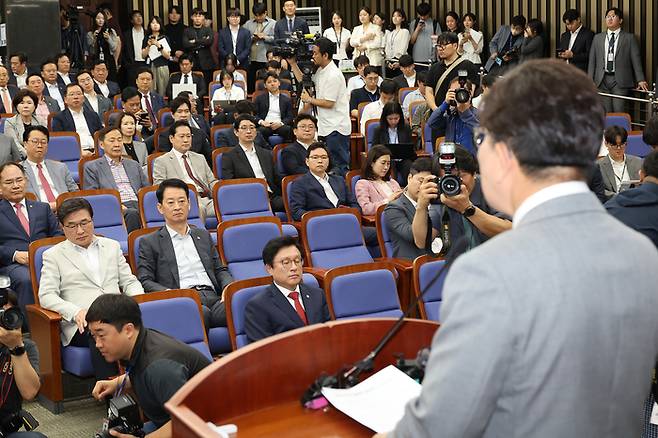 5일 서울 여의도 국회에서 열린 국민의힘 의원총회에서 의원들이 권성동 원내대표의 발언을 듣고 있다. (사진=연합뉴스)