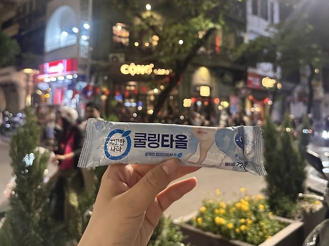 지난 5월 23일 베트남 하노이 시내에서 사용한 깨끗한나라 쿨링타올. 사진=서지윤 기자