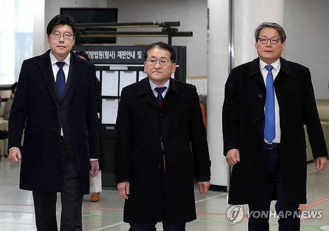 (왼쪽부터)조국혁신당 이규원 전략위원장, 차규근 의원, 이광철 전 청와대 비서관/사진=연합뉴스