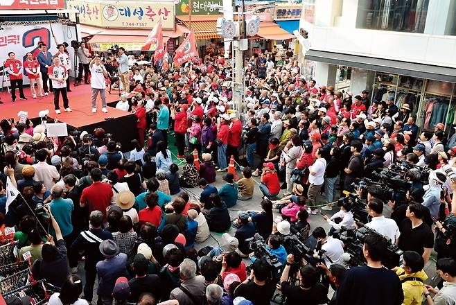 제21대 대통령 선거를 앞두고 펼쳐진 각 당의 유세 현장 모습. 한겨레 공동취재단 제공