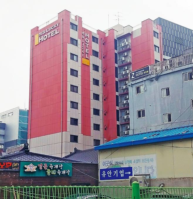 종로구 돈의동 155번지 문제의 건축물인 엠앤럭키호텔.