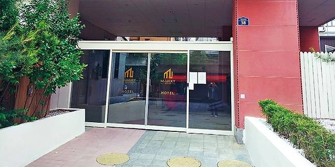 지난달 28일 찾은 엠앤럭키호텔 앞 정문 쪽 유리문으로 막힌 공공보행통로.