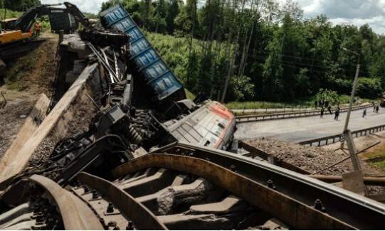 지난 1일 러시아 쿠르스크에서 교량이 우크라이나의 소행으로 추정되는 공격으로 폭파돼 열차가 탈선한 사고 현장. AFP 연합뉴스