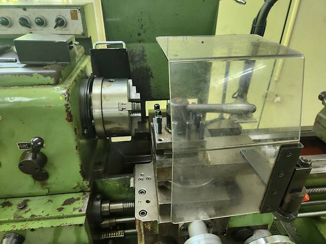 사고 설비가 아닌 ‘범용 선반’ 기계. 사고 기계와 마찬가지로 회전축이 밖으로 노출돼 있어 위험하지만, 그나마 아크릴판으로 접촉을 차단했다. 신다은 기자