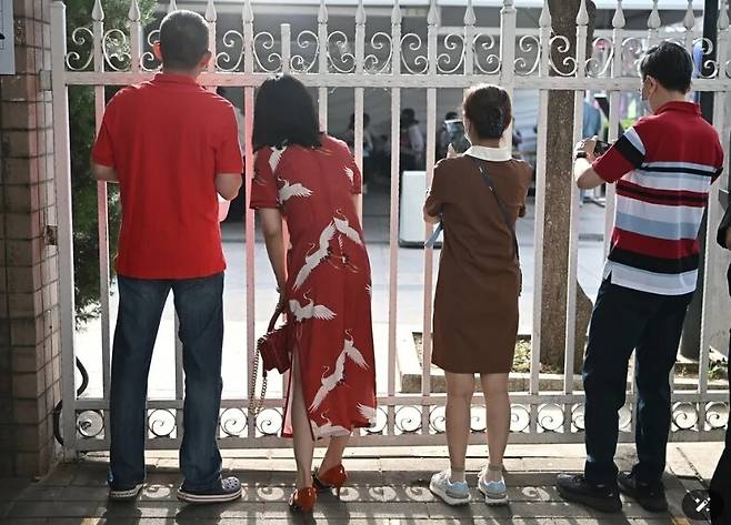 2023년 6월7일 중국 베이징사범대학 부속 실험고등학교 앞에서 학부모들이 대입수학능력시험(가오카오)을 치르는 자녀들을 기다리고 있다. 신화사 연합뉴스