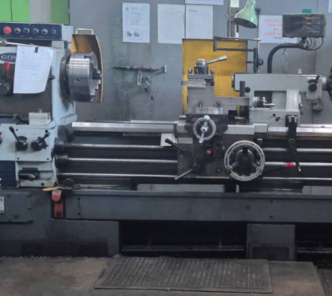 2025년 6월2일 사고가 발생한 설비 내부 모습. 사고를 일으킨 원형 회전체가 그대로 밖에 노출돼 있어 사람의 몸과 닿기 쉬운 구조다. 신다은 기자