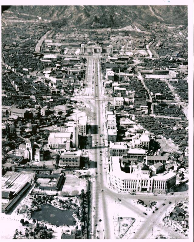 한국전쟁 발발 다음날인 1950년 6월 26일 서울 도심의 모습. 뉴욕타임스가 촬영한 사진으로 미국국립문서보관소가 소장하고 있다. 태평로를 오가는 차량들이 평시와 다를 바 없이 오간다. 한국일보 자료사진