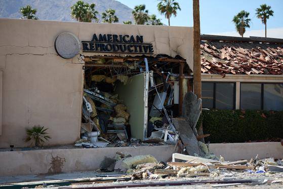 지난달 17일(현지시간) 미국 캘리포니아주 팜스프링스의 한 난임 병원이 차량 폭발로 부서졌다. EPA=연합뉴스